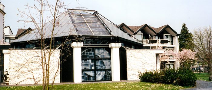 Kapelle mit gläsernem Dach und farbigen Bleiglasfenstern
