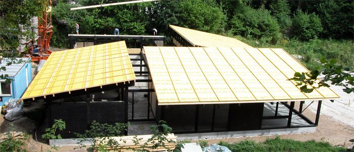Holzkonstruktion eines Kindergartens mit frisch eingedecktem Dach