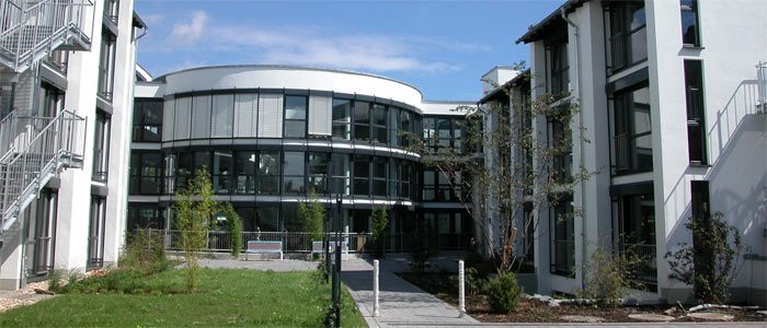 Altenpflegeheim mit halbrundem, verglastem Mittelbau