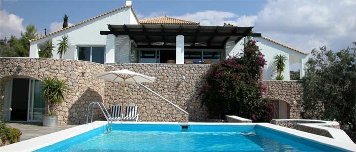 Villa mit Bruchsteinsockel und Pool